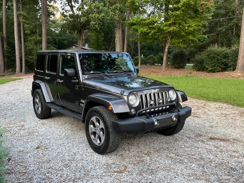 Used 2017 Jeep Wrangler Unlimited Sahara w/ Max Tow Package image 4