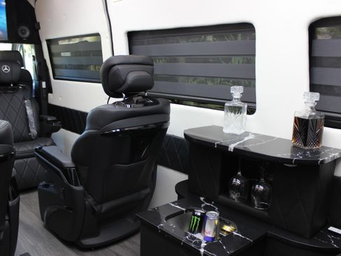 Used 2024 Mercedes-Benz Sprinter 2500 image 2