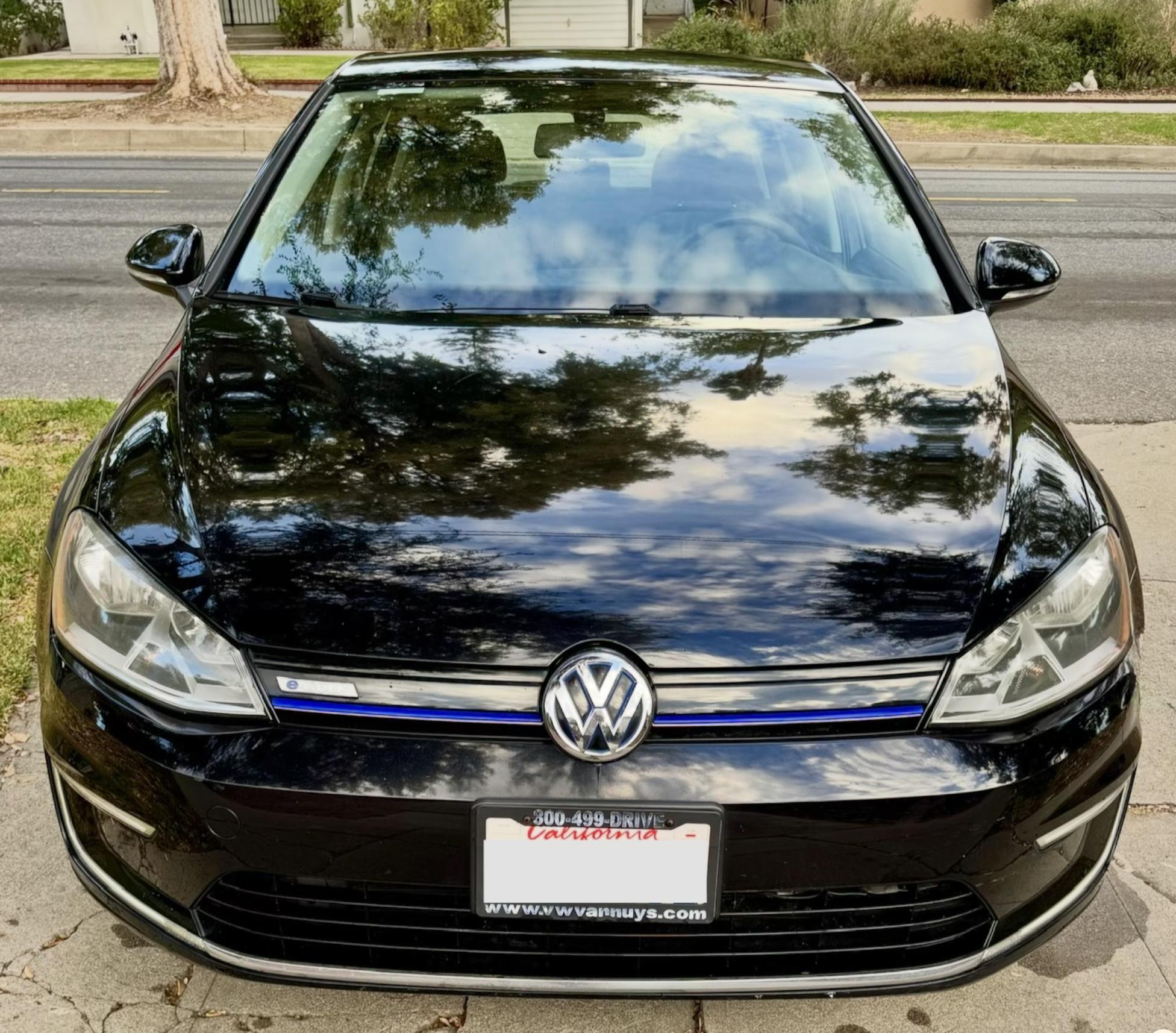 Used 2016 Volkswagen e-Golf SE w/ DC Fast Charging Package FWD image 1