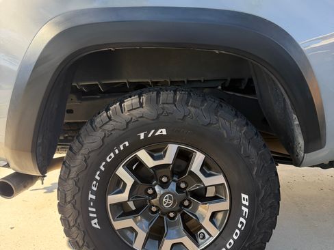 Used 2018 Toyota Tacoma TRD Off-Road w/ Technology Package AWD/4WD image 14