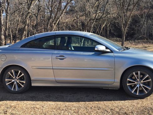 Used 2010 Volvo C70 T5 image 2