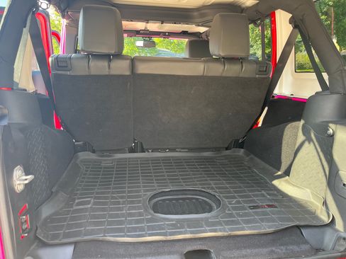 Used 2017 Jeep Wrangler Unlimited Rubicon w/ Connectivity Group image 18