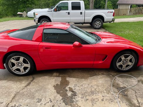 Used 1998 Chevrolet Corvette Coupe w/ Memory Pkg RWD image 4
