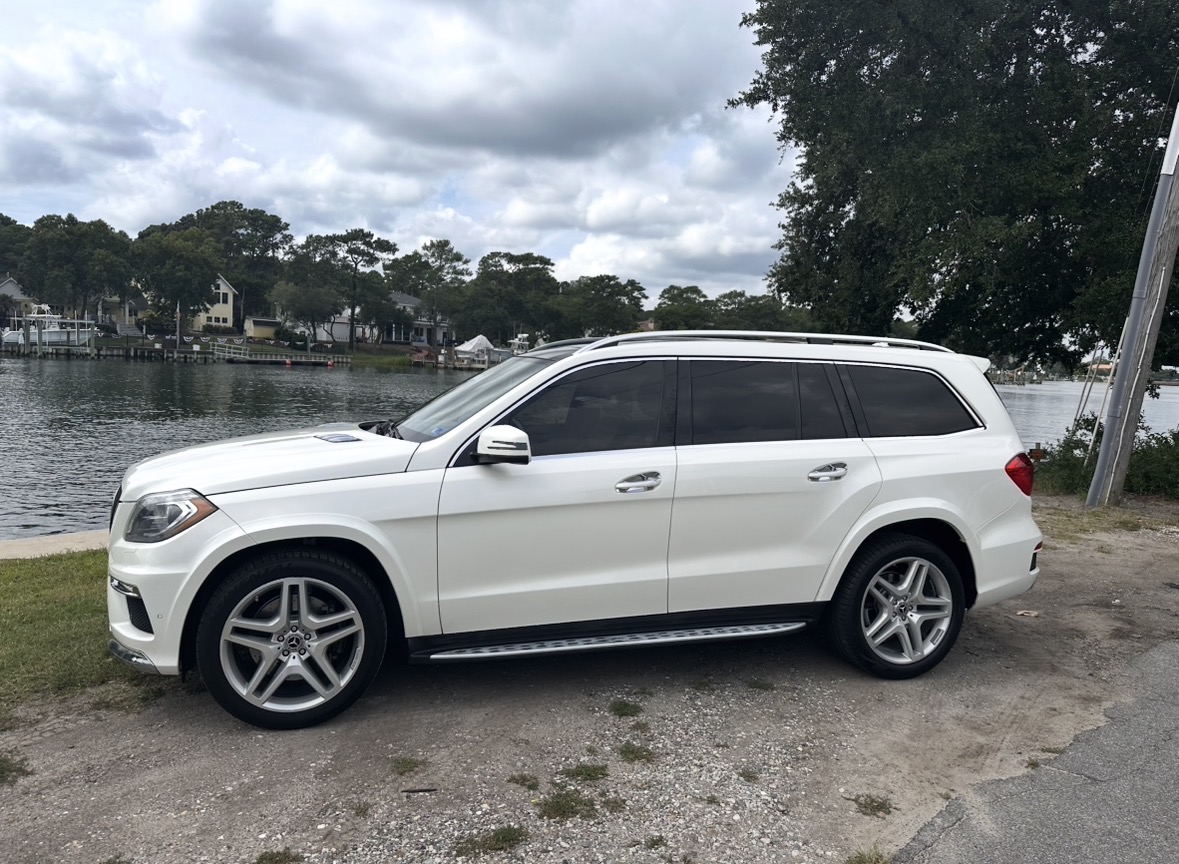Used 2015 Mercedes-Benz GL 550 4MATIC image 2