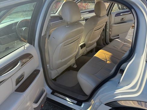 Used 2004 Lincoln Town Car Ultimate RWD image 11