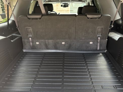 Used 2019 Chevrolet Suburban LT RWD image 18