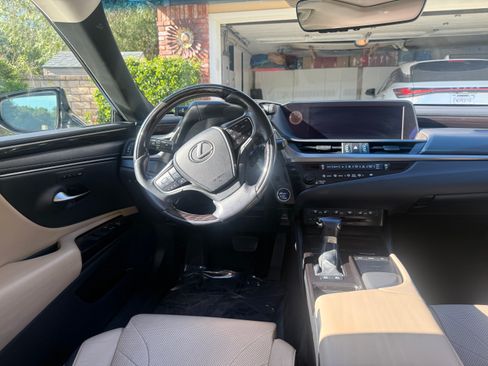 Used 2019 Lexus ES 300h w/ Accessory Package image 8