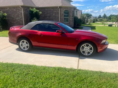 Used 2010 Ford Mustang Premium RWD image 4