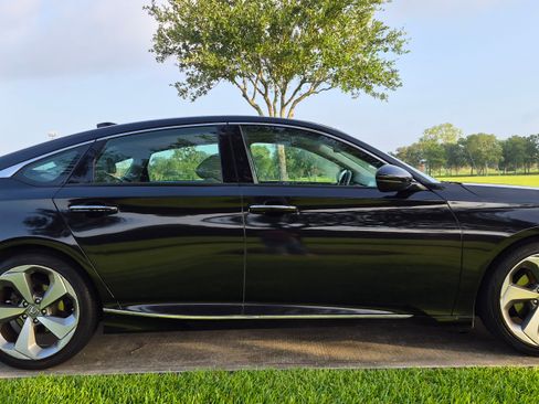Used 2018 Honda Accord Touring image 4