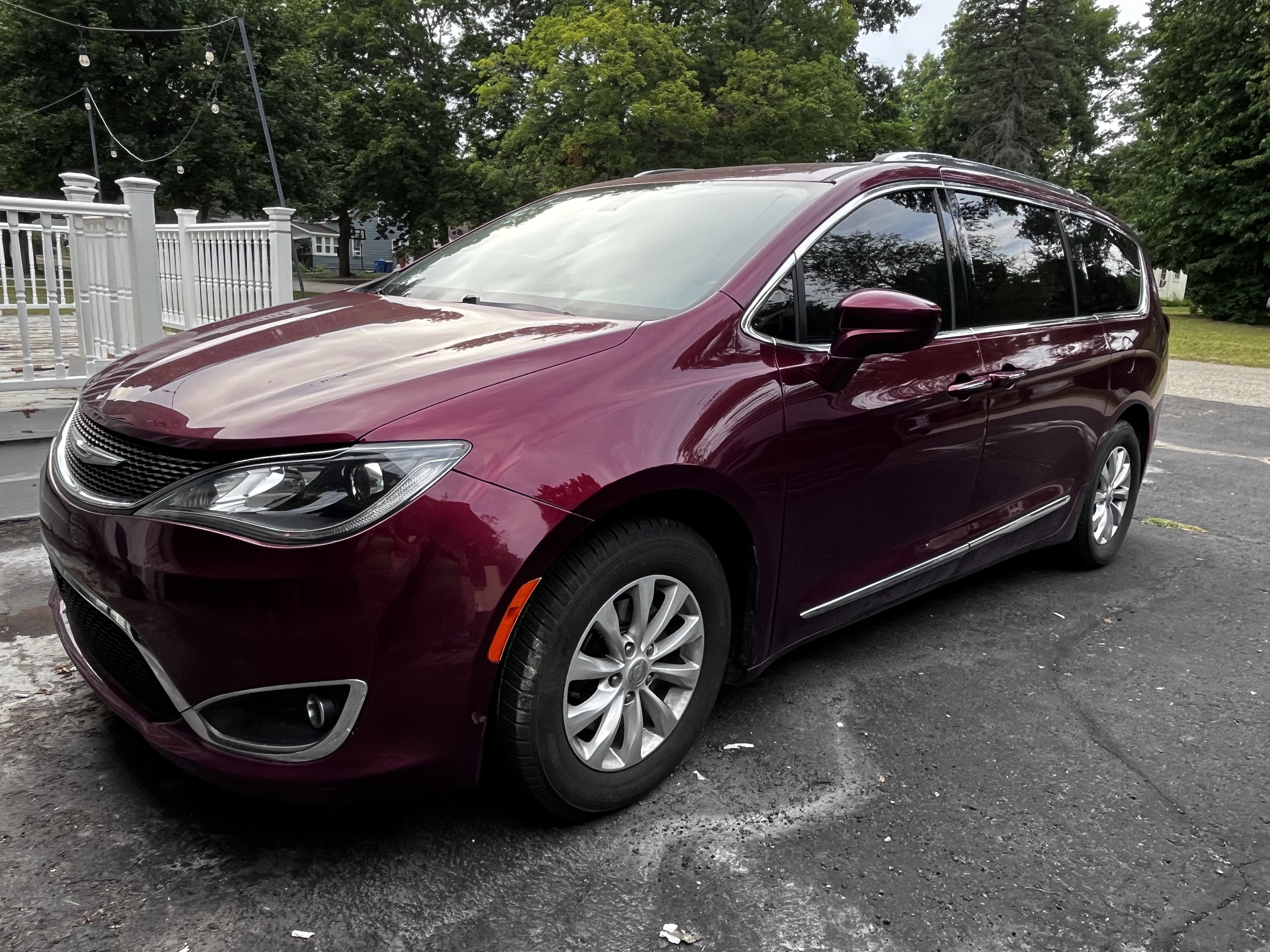 Used 2018 Chrysler Pacifica Touring-L FWD image 1