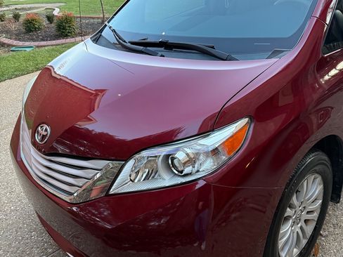 Used 2011 Toyota Sienna XLE image 2