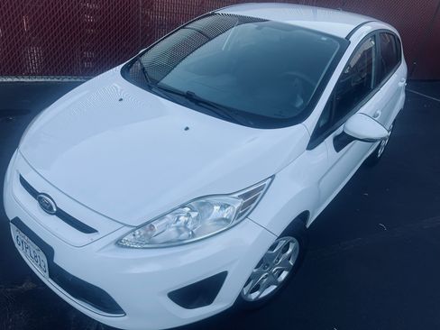 Used 2013 Ford Fiesta SE w/ Super Fuel Economy Pkg image 1