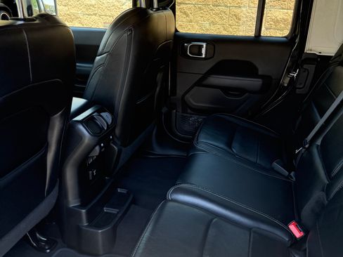 Used 2019 Jeep Wrangler Unlimited Sahara AWD/4WD image 8