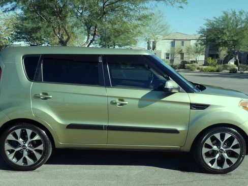 Used 2012 Kia Soul ! w/ Premium Pkg image 4