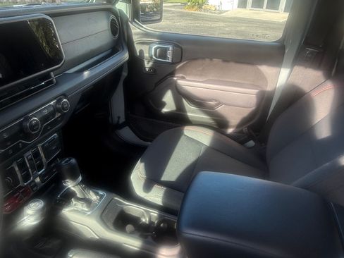 Used 2024 Jeep Wrangler Unlimited Rubicon image 12