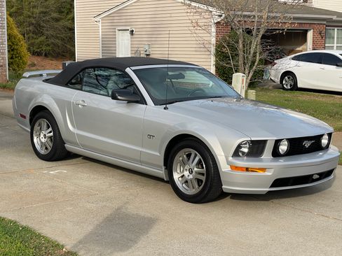 Used 2006 Ford Mustang GT Premium image 2