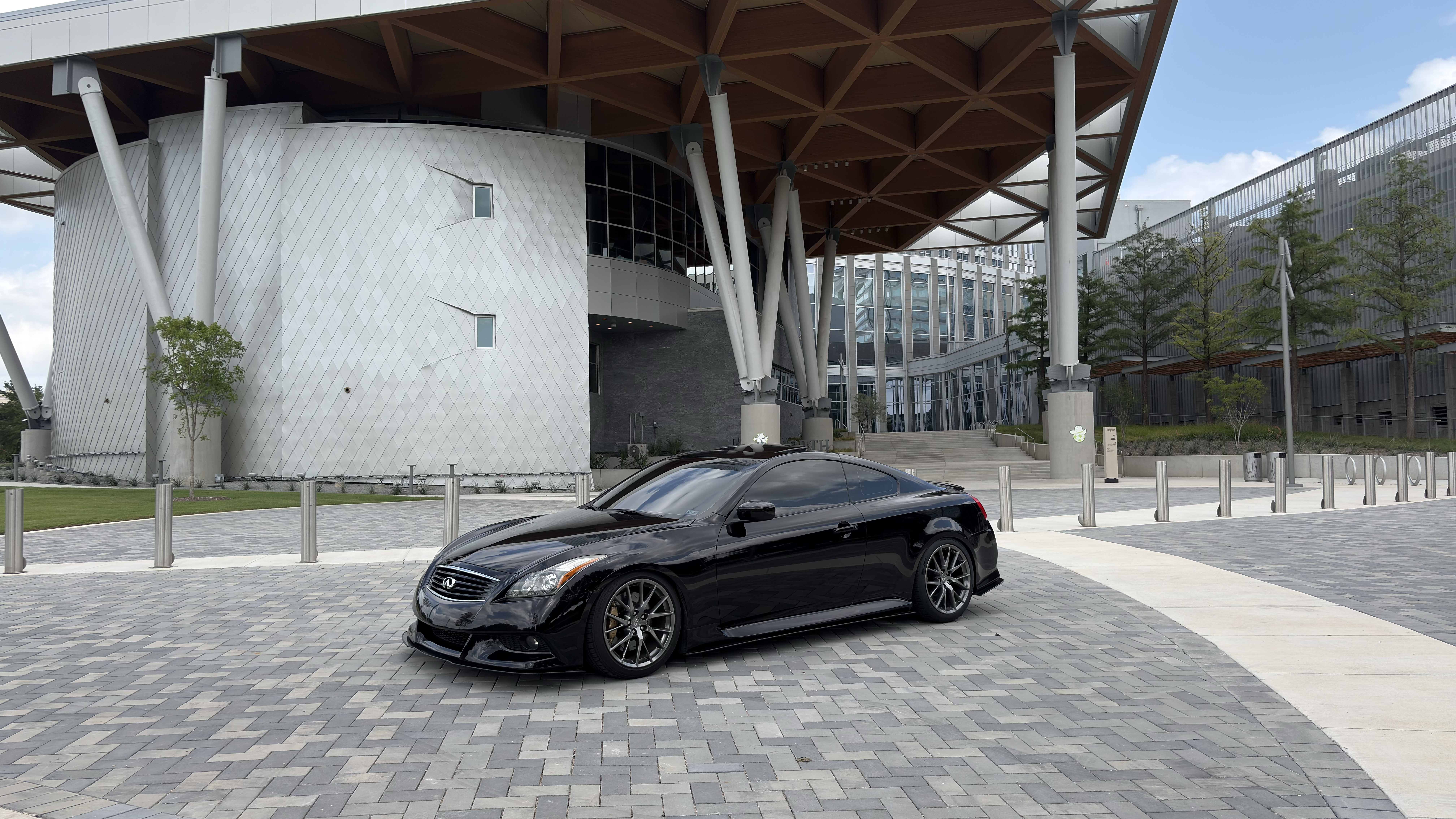 Used 2011 INFINITI G37 IPL RWD image 1