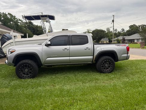 Used 2017 Toyota Tacoma TRD Off-Road w/ Premium & Technology Package AWD/4WD image 2