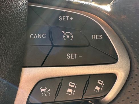 Used 2015 Dodge Challenger SRT w/ Technology Group image 9