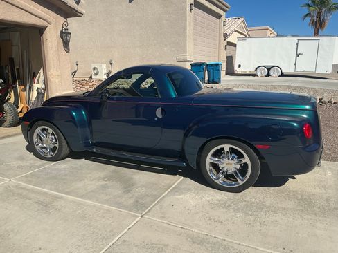 Used 2005 Chevrolet SSR w/ Preferred Equipment Group image 2