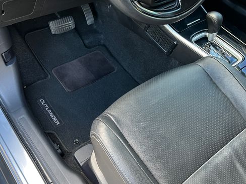 Used 2017 Mitsubishi Outlander SEL image 25