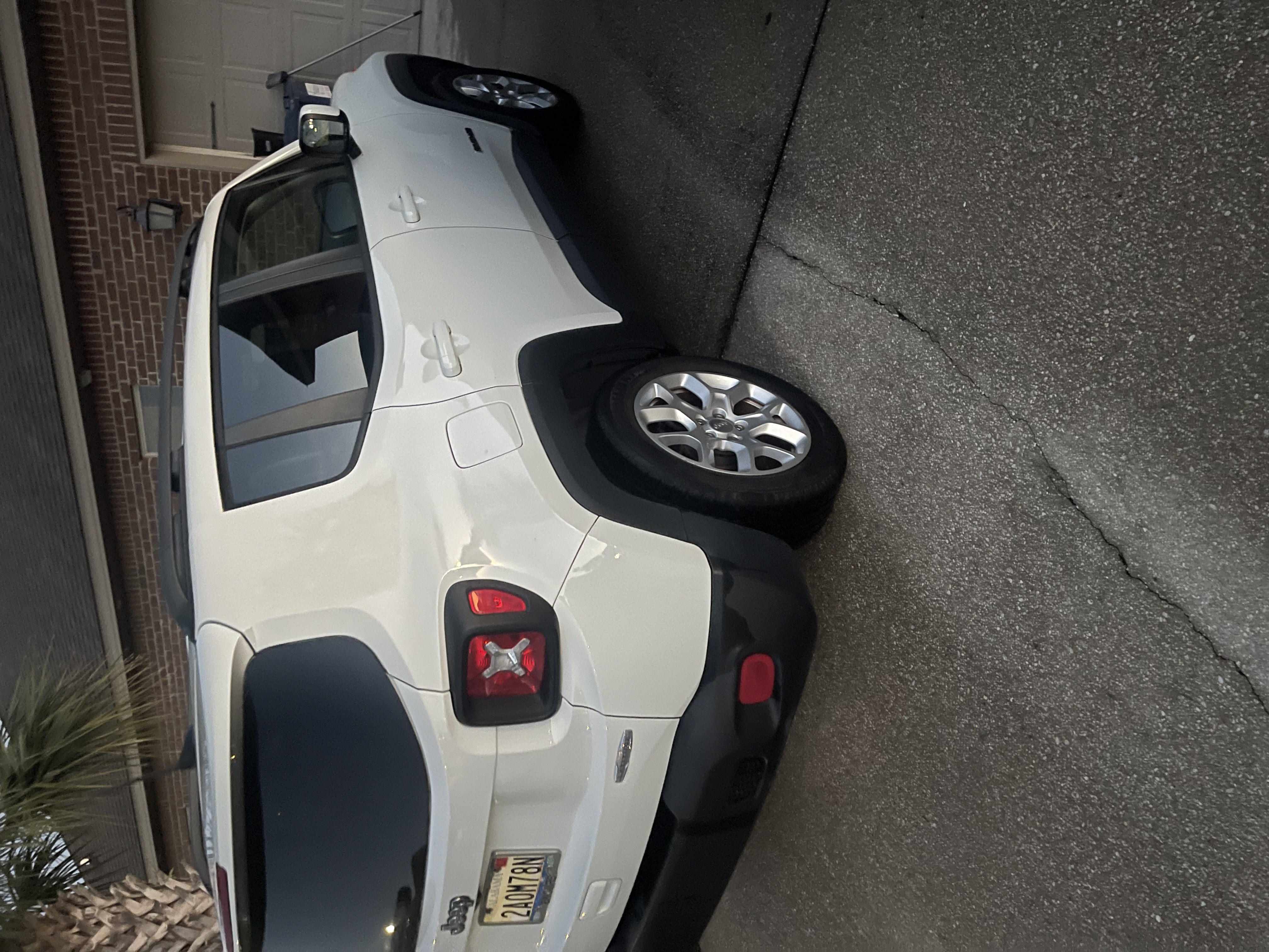 Used 2018 Jeep Renegade Latitude FWD image 1