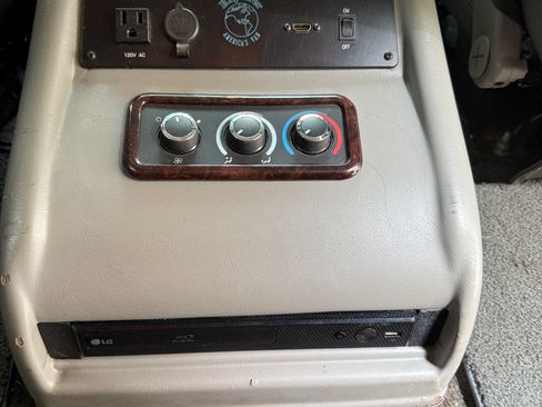 Used 2013 Chevrolet Express 2500 Extended Van 3D image 20