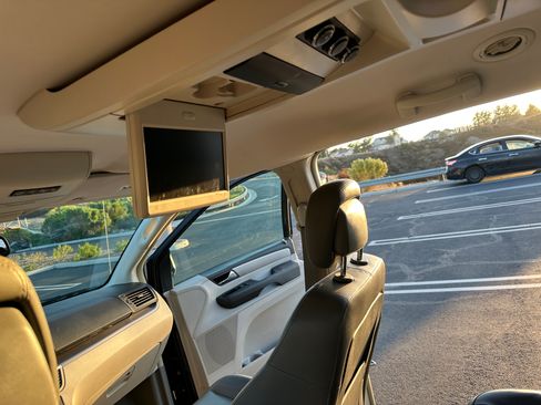 Used 2012 Volkswagen Routan SE image 17