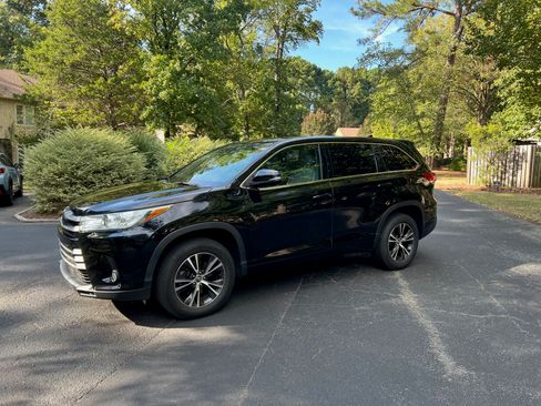 Used 2017 Toyota Highlander Plus image 1
