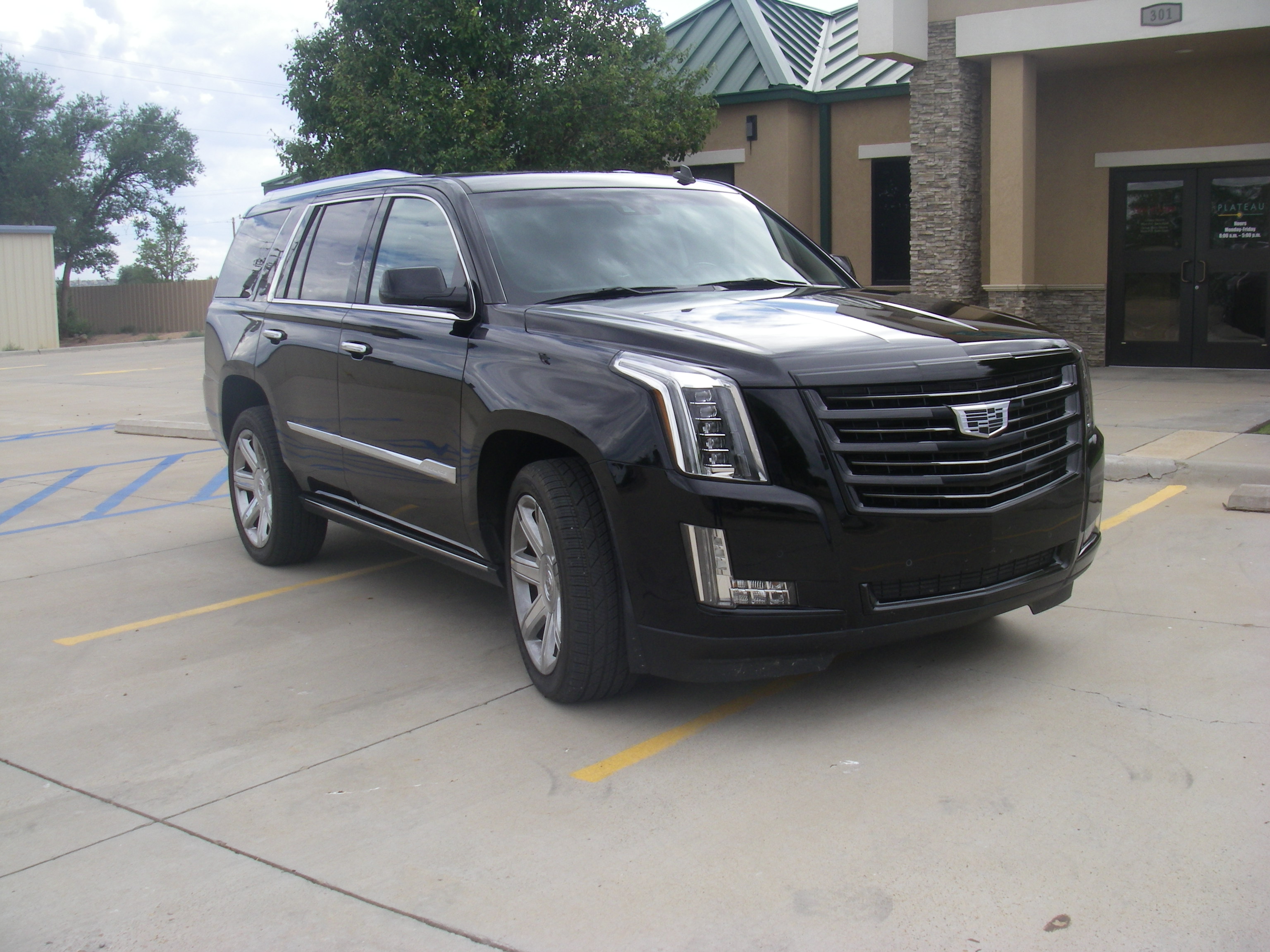 Used 2015 Cadillac Escalade Premium RWD image 1