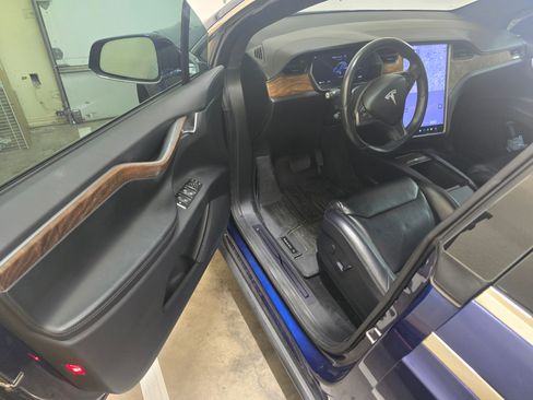 Used 2020 Tesla Model X image 9