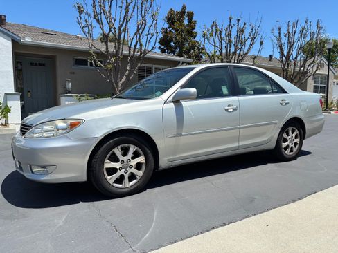 Used 2005 Toyota Camry LE FWD image 1