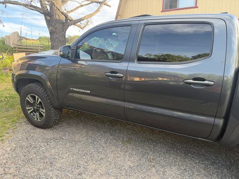Used 2017 Toyota Tacoma TRD Sport RWD image 5