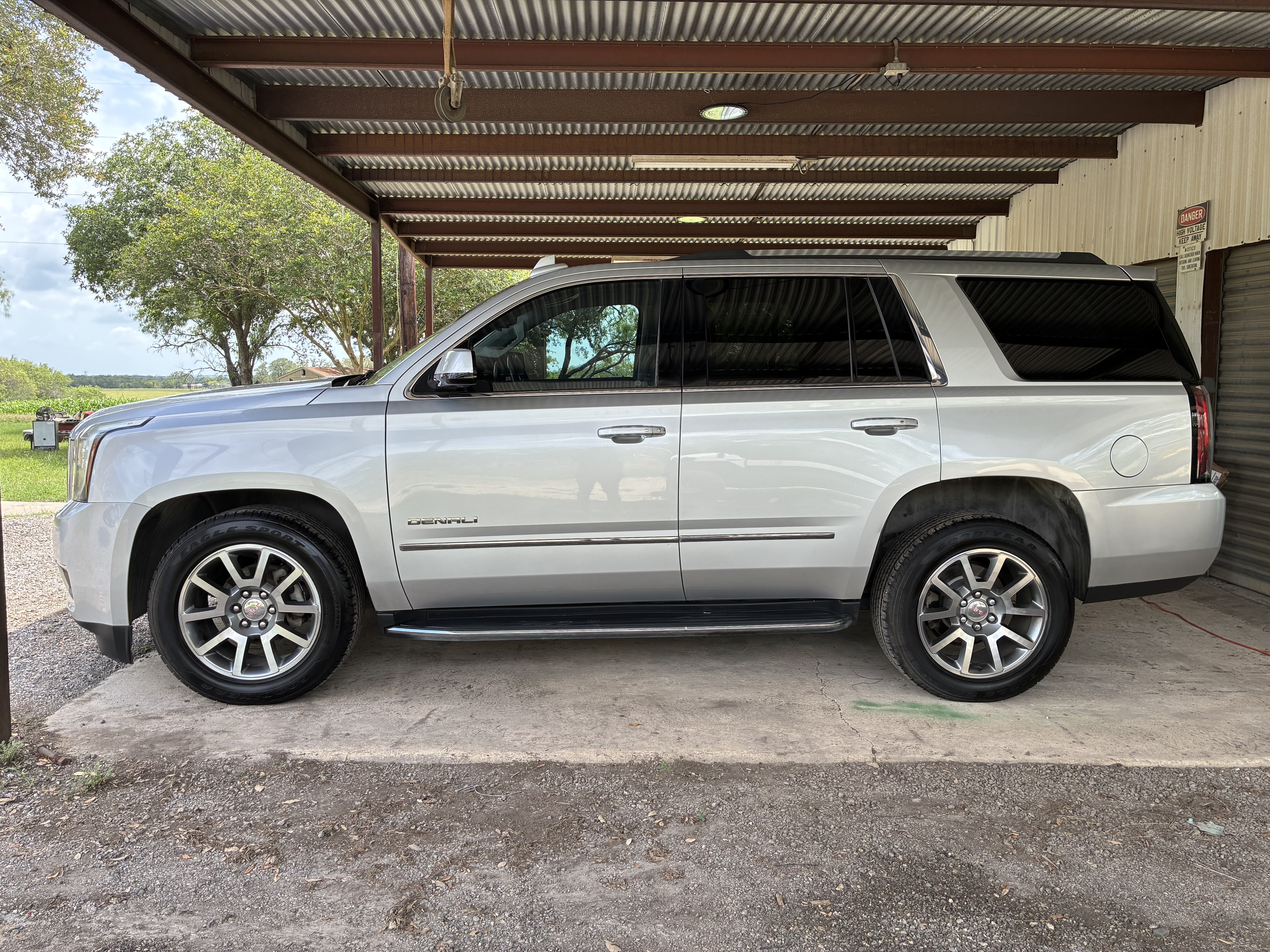 Used 2017 GMC Yukon Denali RWD image 1