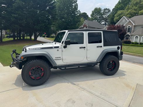 Used 2012 Jeep Wrangler Unlimited Sport image 6