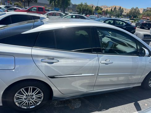 Used 2017 Toyota Prius Prime Plus image 5