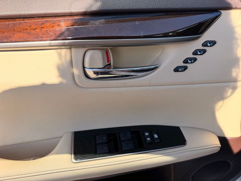 Used 2017 Lexus ES 350 w/ Luxury Package image 5