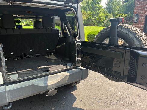 Used 2017 Jeep Wrangler Unlimited Sport w/ Quick Order Package 24S AWD/4WD image 20