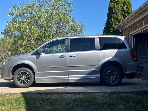 Used 2017 Dodge Grand Caravan SXT image 11