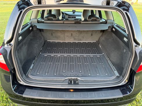 Used 2010 Volvo V70 R-Design FWD image 9
