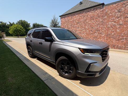 Used 2025 Honda Pilot TrailSport image 2