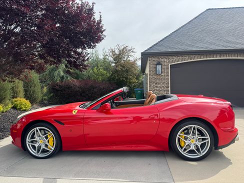 Used 2015 Ferrari California T RWD image 1