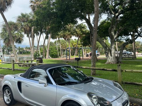 Used 2002 Toyota MR2 image 1