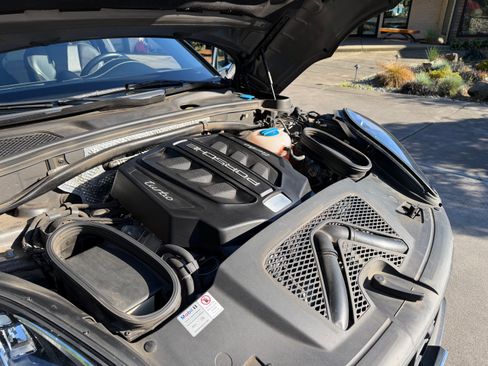 Used 2018 Porsche Macan Turbo AWD/4WD image 11