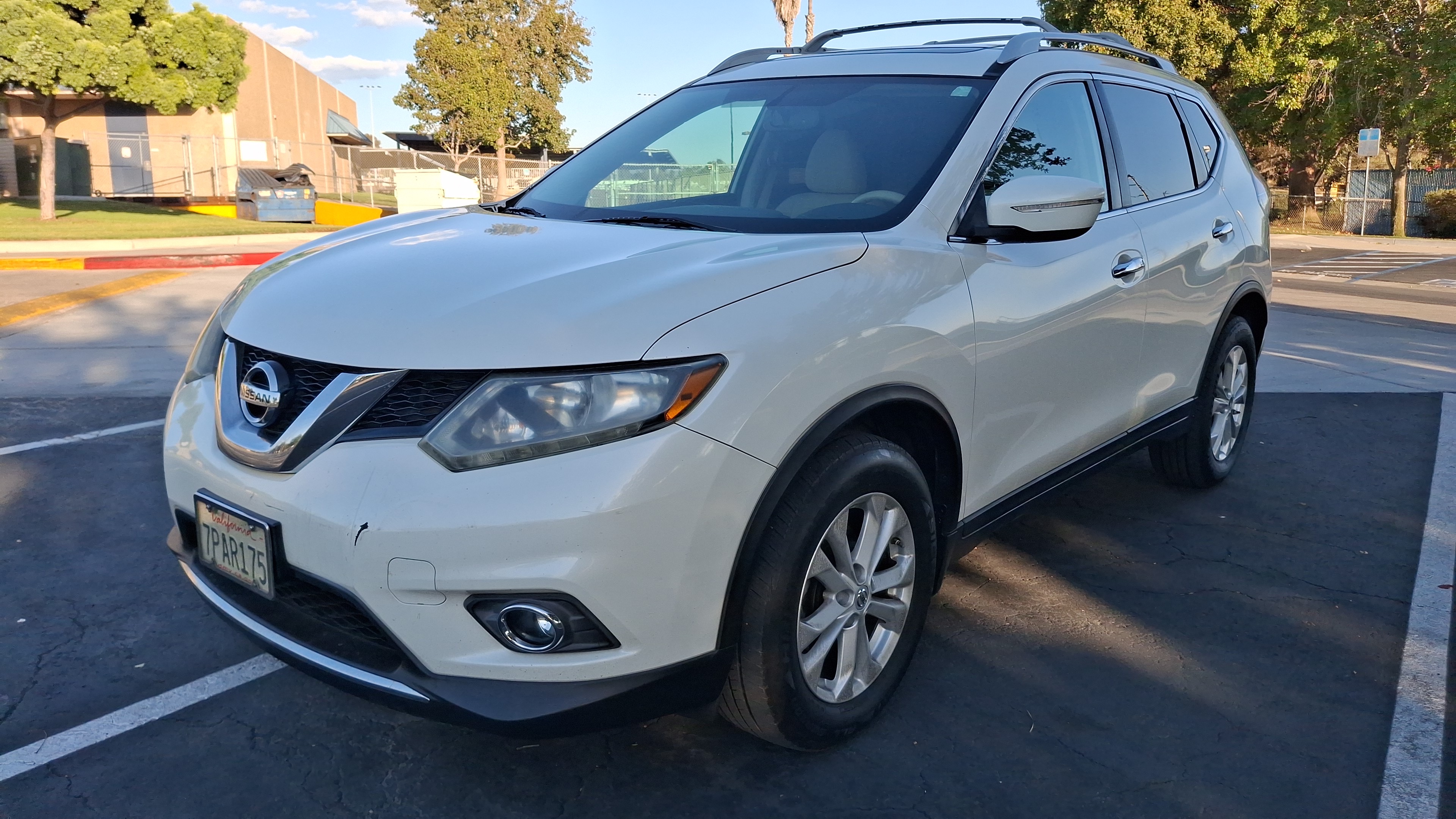 Used 2015 Nissan Rogue SV w/ SV Moonroof Package FWD image 1