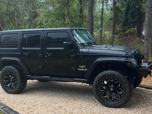 Used 2017 Jeep Wrangler Unlimited Sahara w/ Connectivity Group AWD/4WD image 4