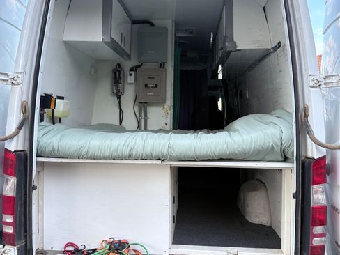 Used 2018 Mercedes-Benz Sprinter 2500 image 10