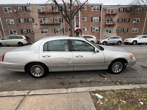 Used 2000 Lincoln Town Car Signature image 4