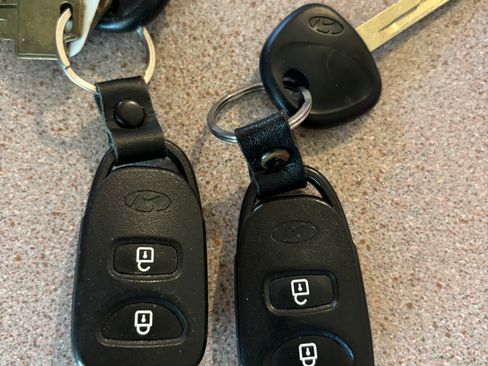 Used 2012 Hyundai Accent SE image 24