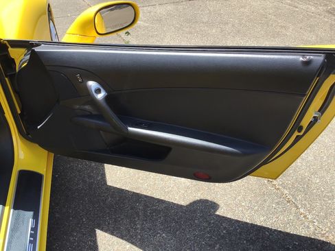 Used 2006 Chevrolet Corvette Convertible w/ Performance Package RWD image 19